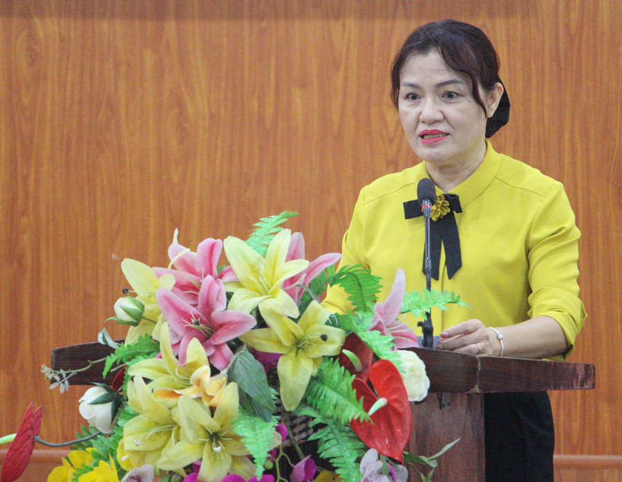 Bà Lò Thị Thời, Phó Giám đốc Sở GD&ĐT Điện Biên phát biểu tại buổi lễ. img-2410-70.jpg