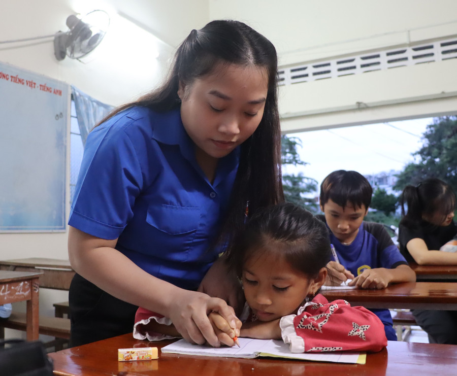 Cô Trần Thanh Thùy hướng dẫn học trò viết bài. lop-hoc-dac-biet-giua-long-thanh-pho-4-489.jpg