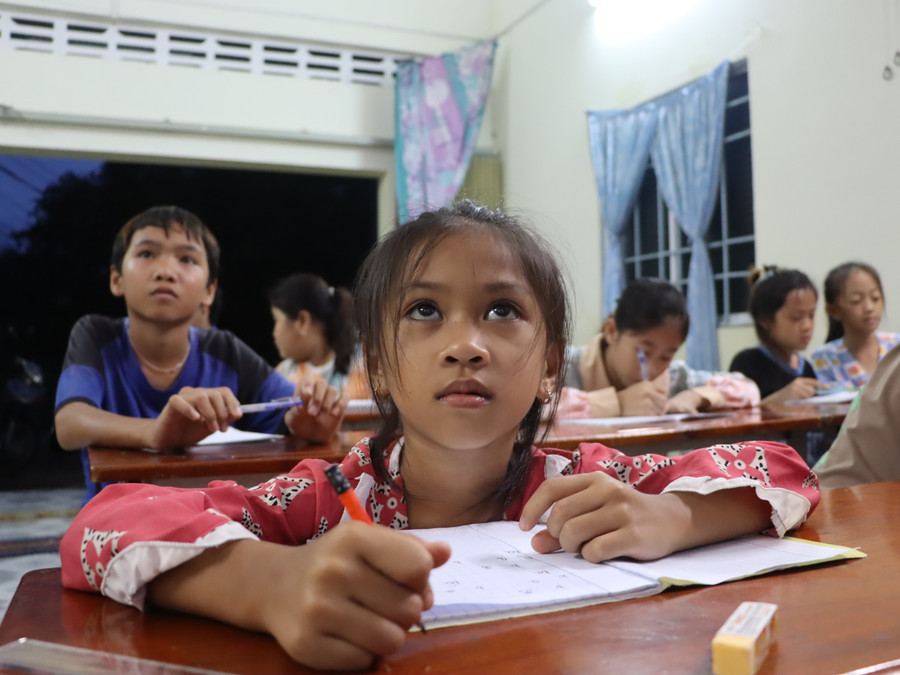 Học sinh chăm chú nhìn bảng viết bài. lop-hoc-dac-biet-giua-long-thanh-pho-6-7218.jpg