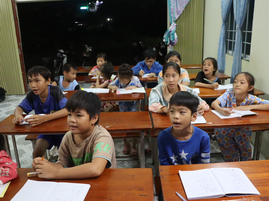 Học sinh chăm chú đọc bài theo sự hướng dẫn của giáo viên. lop-hoc-dac-biet-giua-long-thanh-pho-3-6883.jpg