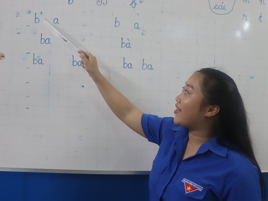 Cô Trần Thanh Thùy hướng dẫn học sinh đọc chữ. lop-hoc-dac-biet-giua-long-thanh-pho-2-5792.jpg