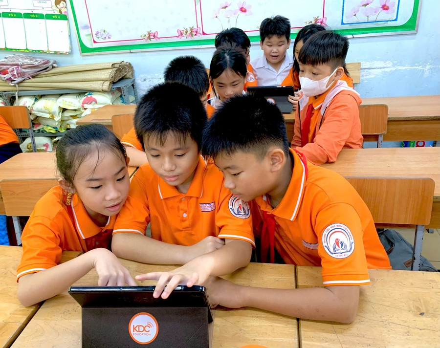 Học sinh rèn luyện kỹ năng công dân số trên máy tính bảng.