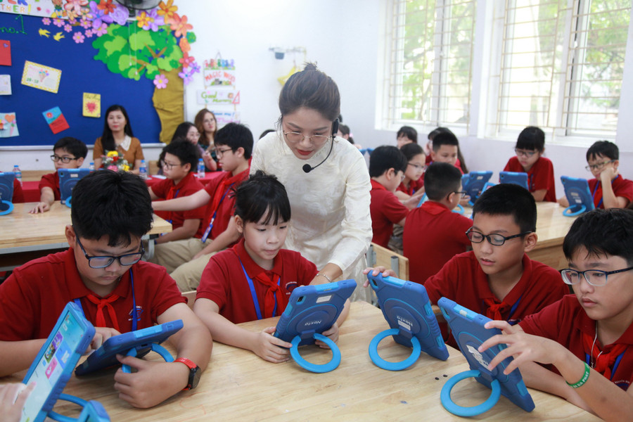 Giờ học tiếng Anh trong phòng học thông minh của cô trò Trường PTCS Nguyễn Đình Chiểu. img-0206-2783.jpg