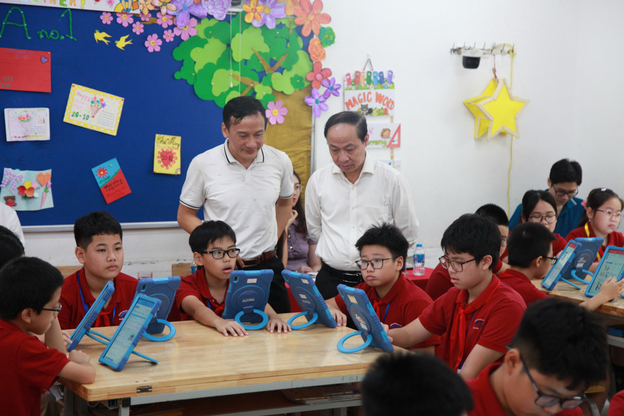 Phó Giám đốc Sở GD&ĐT Hà Nội Nguyễn Quang Tuấn cùng nhóm chuyên gia tham quan lớp học thông minh tại Trường PTCS Nguyễn Đình Chiểu. img-0224-4854.jpg