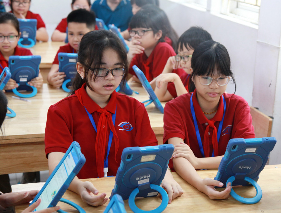 Học sinh hào hứng học trên các thiết bị thông minh. img-0232-6068.jpg
