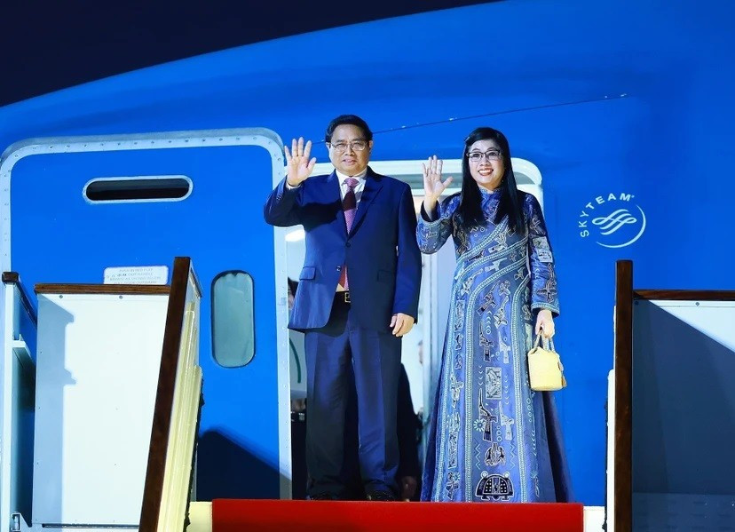 Thủ tướng Phạm Minh Chính và Phu nhân đến Sân bay Quốc tế Doha. (Ảnh: Dương Giang/TTXVN) hinh-anh-thu-tuong-va-phu-nhan-toi-san-bay-doha-bat-dau-tham-chinh-thuc-qatar-1.jpg
