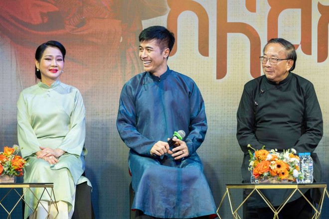 Đạo diễn Quang Thảo và ông Huỳnh Anh Tuấn tại buổi họp báo công bố dự án &quot;Dưới bóng giai nhân&quot; của nhà hát kịch Idecaf