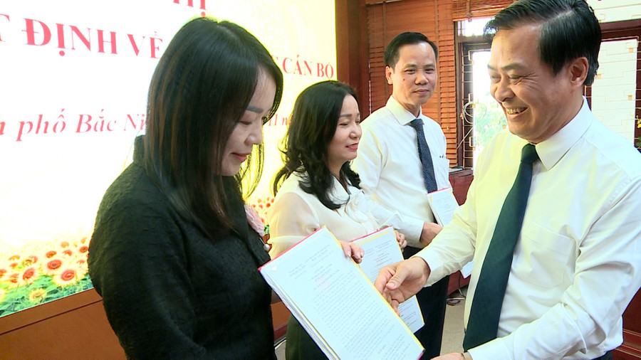 Chủ tịch UBND TP. Bắc Ninh Nguyễn Mạnh Hiếu trao quyết định bổ nhiệm Trưởng phòng GD&ĐT thành phố.
