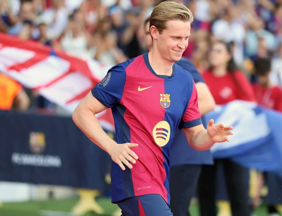 Frenkie de Jong chiếm trọn niềm tin của Ronald Koeman.