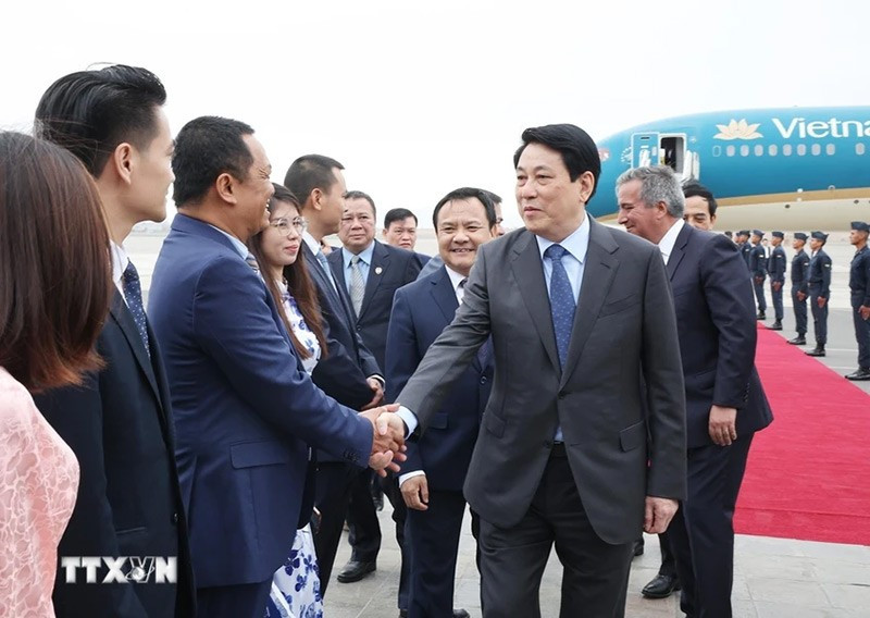 Đại biểu đón Chủ tịch nước Lương Cường tại Sân bay Quốc tế Jorge Chávez ở thủ đô Lima. (Anh: Lâm Khánh/TTXVN) le-don-chu-tich-nuoc-luong-cuong-tai-san-bay-quoc-te-lima-05.jpg