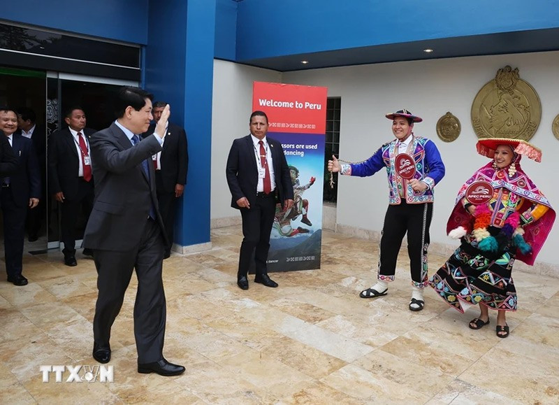 Lễ đón Chủ tịch nước Lương Cường tại Sân bay Quốc tế Jorge Chávez ở thủ đô Lima, Peru. (Ảnh: Lâm Khánh/TTXVN) le-don-chu-tich-nuoc-luong-cuong-tai-san-bay-quoc-te-lima-07.jpg