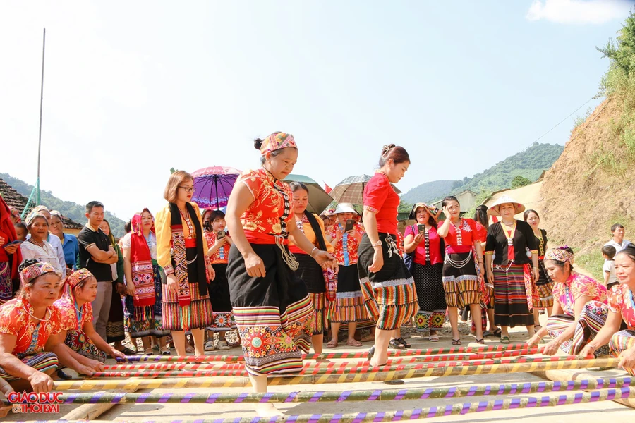 Người dân xã Lượng Minh (huyện Tương Dương, Nghệ An) vui ngày hội Đại đoàn kết toàn dân tộc.