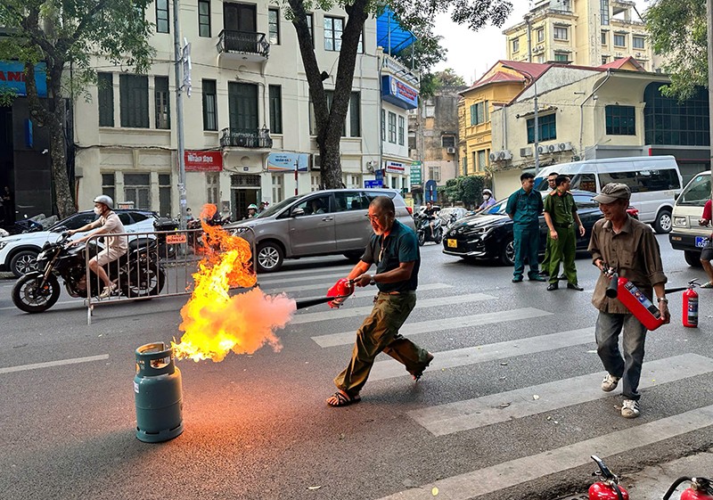 Người dân tích cực tham gia diễn tập chữa cháy, cứu nạn