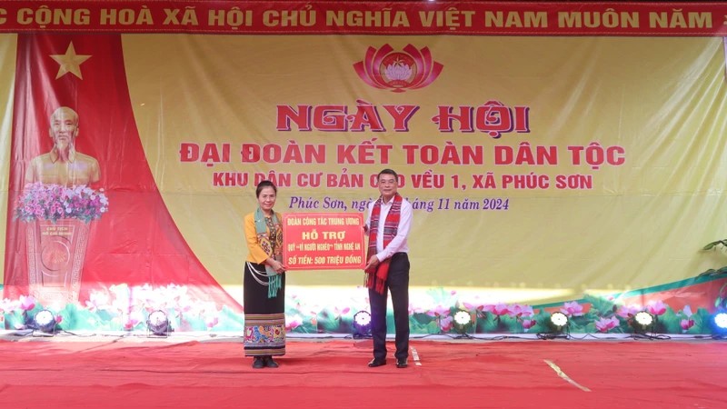 Đồng chí Lê Minh Hưng trao quà của Đoàn công tác Trung ương hỗ trợ Quỹ “Vì người nghèo” tỉnh Nghệ An