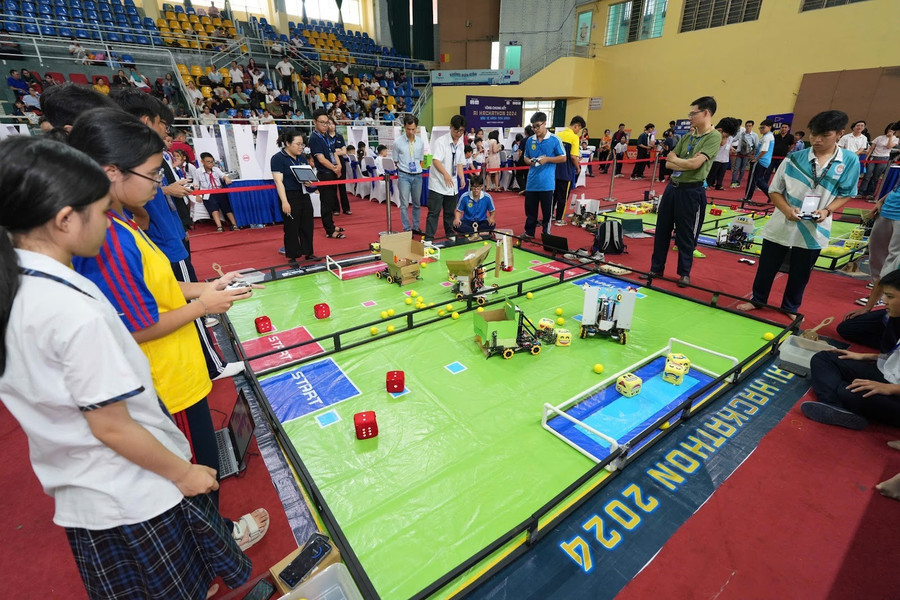 Phần tranh tài của các đội thi tại Chung kết AI Hackathon 2024. chung-ket-ai-2.jpg