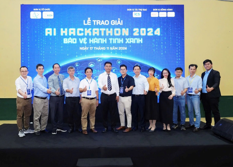 Ban tổ chức Cuộc thi AI Hackathon 2024 chụp ảnh lưu niệm cùng các khách mời. chung-ket-ai.jpg
