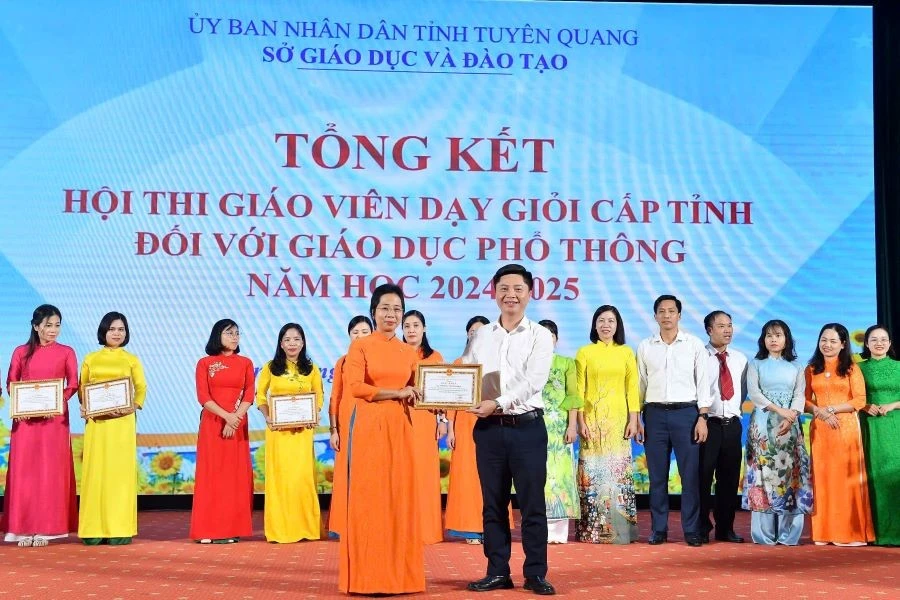 Ông Lê Thành Tuyên - Chủ tịch Công đoàn ngành Giáo dục tỉnh Tuyên Quang trao Giấy khen của Giám đốc Sở GD&ĐT tỉnh Tuyên Quang cho cô giáo Hoàng Thanh Hiếu đã có thành tích xuất sắc trong Hội thi Giáo viên giỏi cấp tỉnh năm 2024.