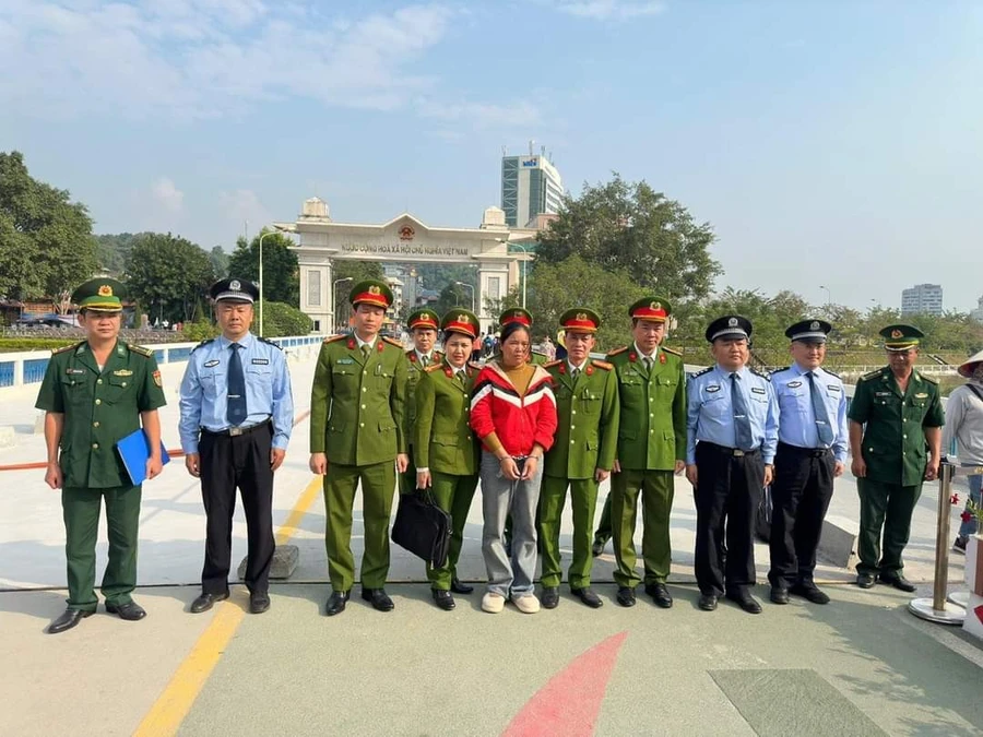 Quan Thị Nhạc được bàn giao cho Công an tỉnh Tuyên Quang sau 15 năm lẩn trốn. (Ảnh: CA Tuyên Quang)