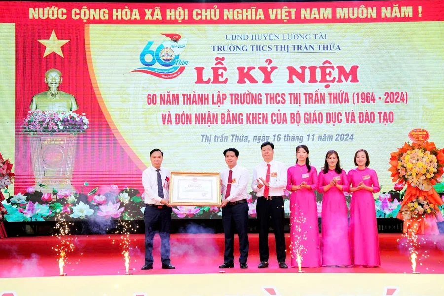 Đại diện nhà trường nhận Bằng khen của Bộ Giáo dục và Đào tạo