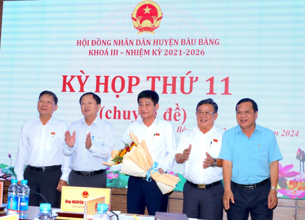 Các đồng chí trong Ban Thường vụ Huyện ủy Bàu Bàng chúc mừng ông Nguyễn Công Quan