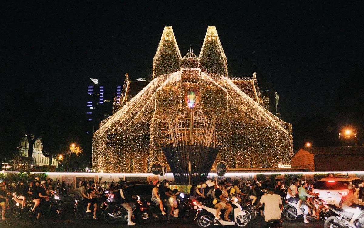 nguoi dan sai gon thich thu ngam nha tho duc ba lung linh truoc them giang sinh hinh 3