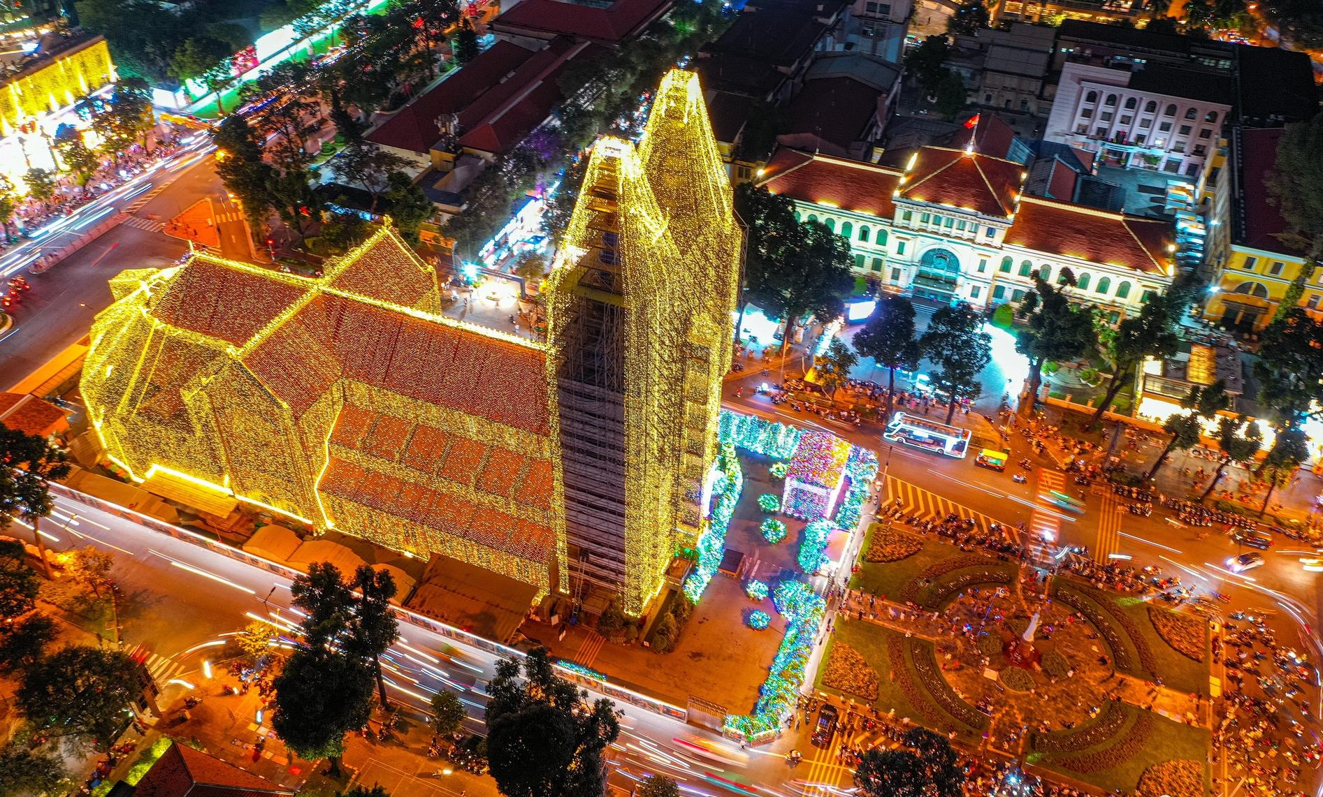 nguoi dan sai gon thich thu ngam nha tho duc ba lung linh truoc them giang sinh hinh 6