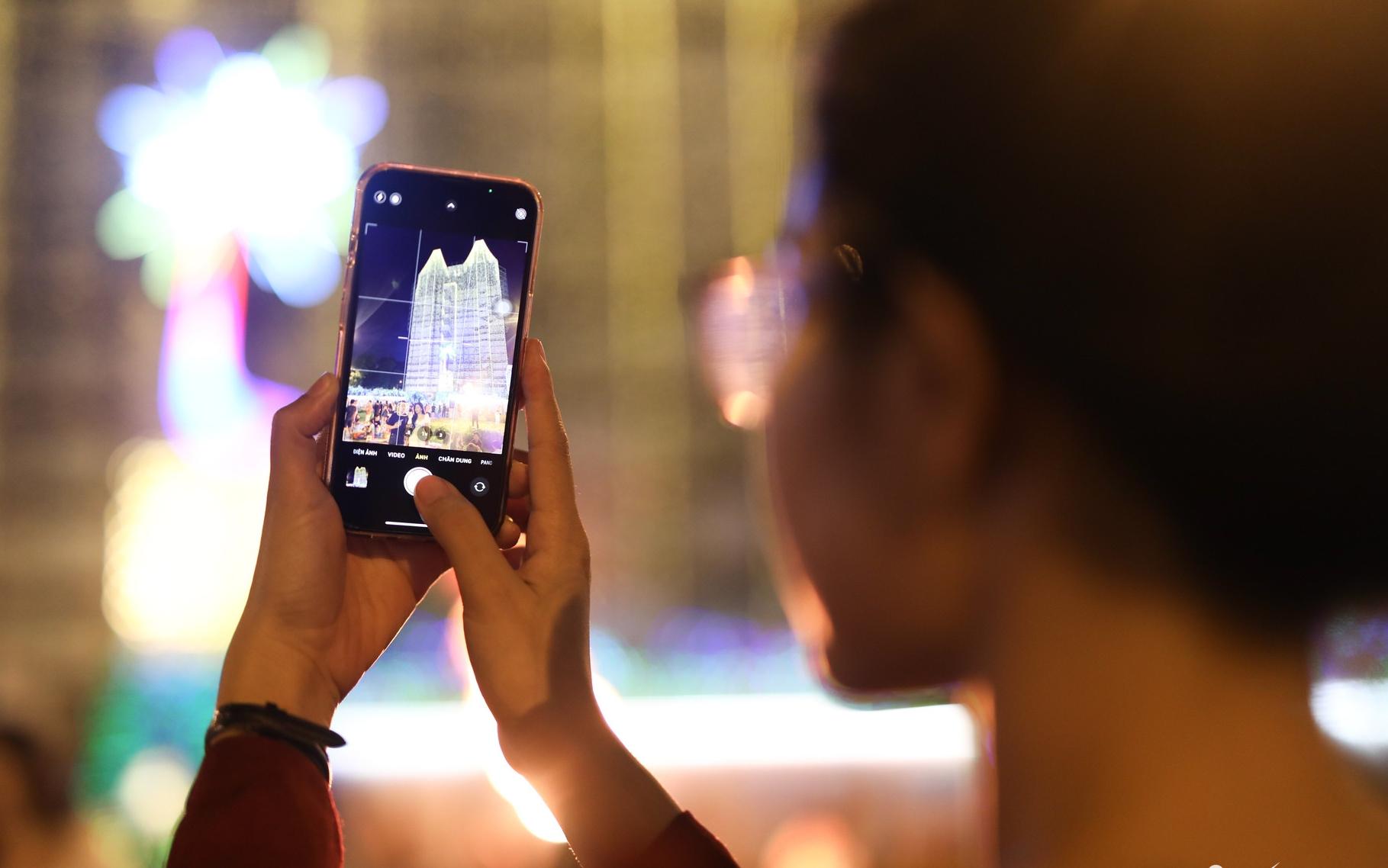 nguoi dan sai gon thich thu ngam nha tho duc ba lung linh truoc them giang sinh hinh 4