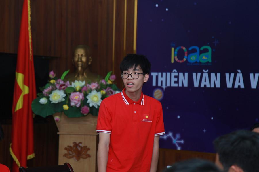nam-sinh-ha-noi-chia-se-tinh-yeu-voi-vat-ly-thien-van-2.jpg