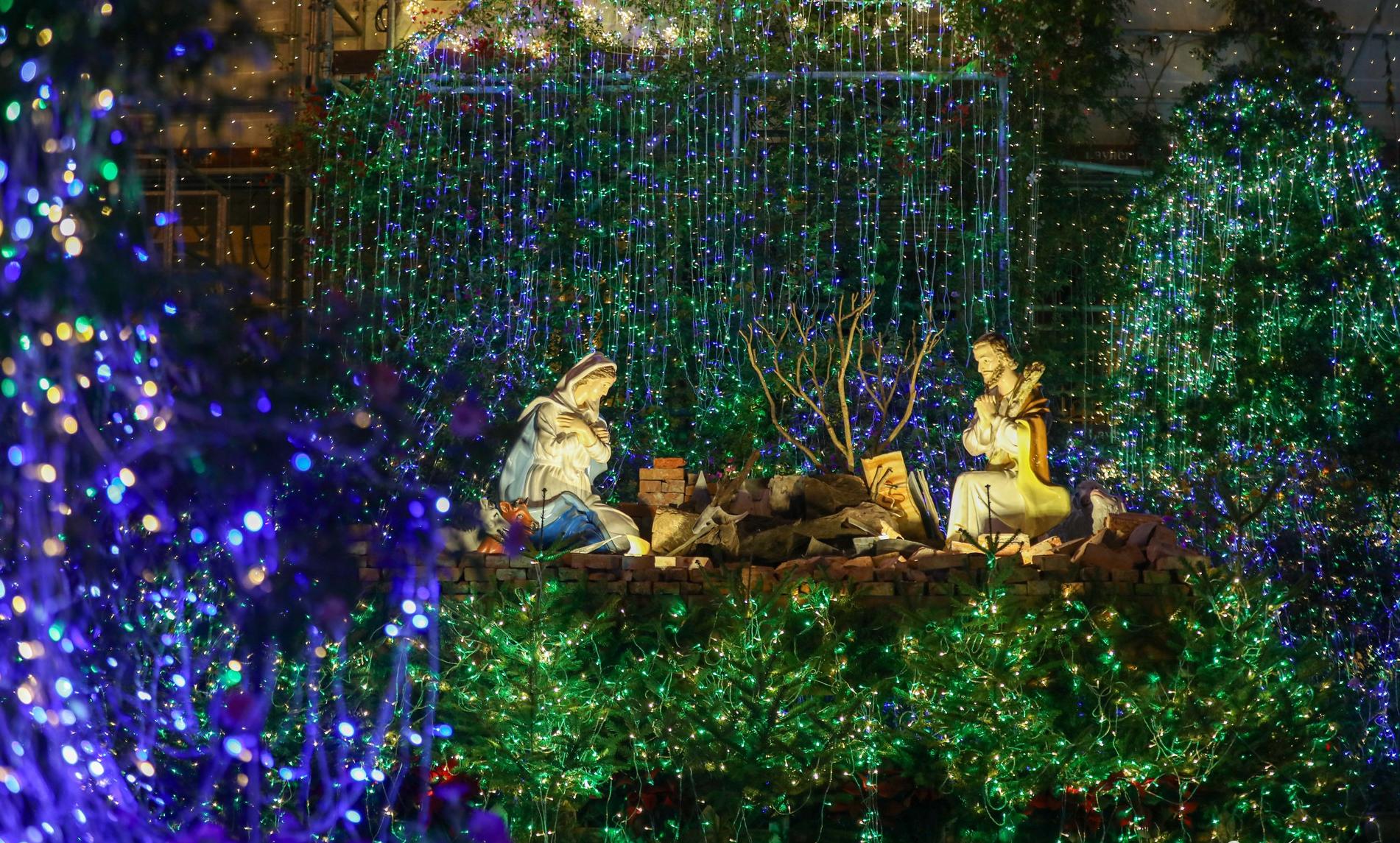 nguoi dan sai gon thich thu ngam nha tho duc ba lung linh truoc them giang sinh hinh 5