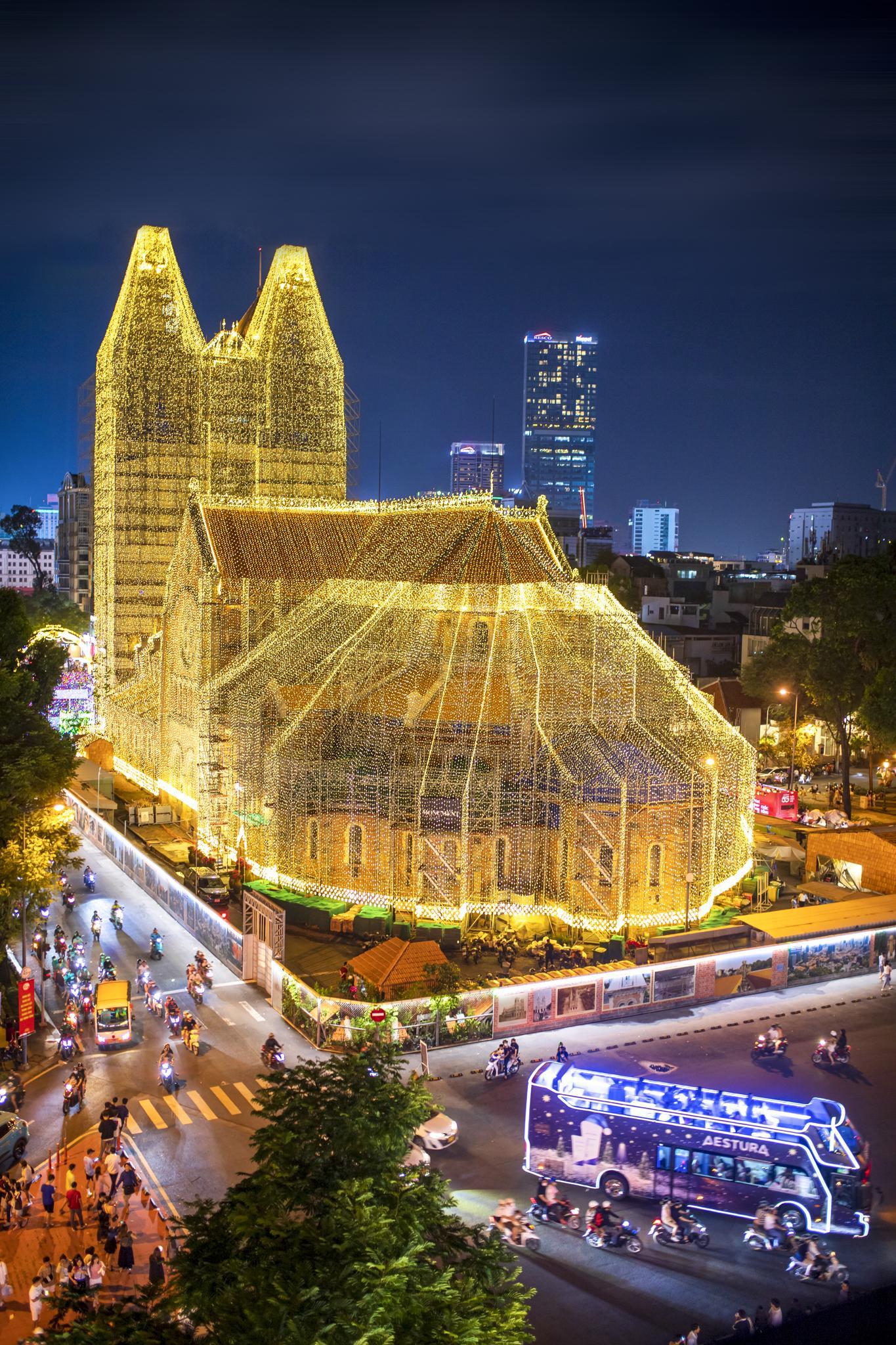 nguoi dan sai gon thich thu ngam nha tho duc ba lung linh truoc them giang sinh hinh 2