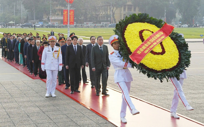 Trước đó, Đoàn đại biểu đặt vòng hoa và vào Lăng viếng Chủ tịch Hồ Chí Minh.