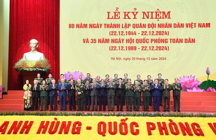 Tổng Bí thư Tô Lâm cùng các đồng chí Lãnh đạo Đảng, Nhà nước, nguyên Lãnh đạo Đảng, Nhà nước, Bộ Quốc phòng chụp ảnh lưu niệm.