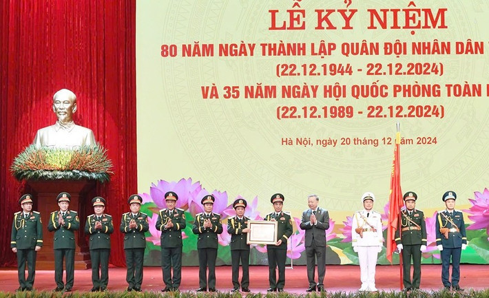 Thay mặt lãnh đạo Đảng, Nhà nước, Tổng Bí thư Tô Lâm trao Huân chương Hồ Chí Minh tặng Quân đội nhân dân Việt Nam.