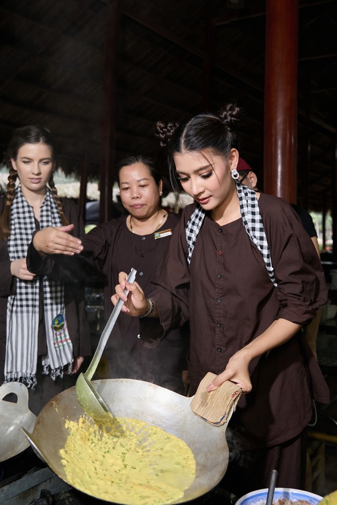Dàn người đẹp còn trổ tài đổ bánh xèo