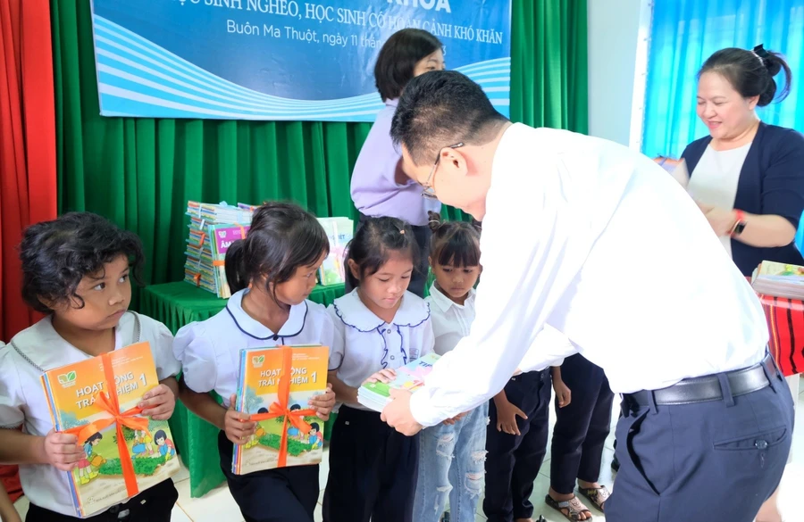 Trao tặng sách giáo khoa cho học sinh nghèo, khó khăn tại Đắk Lắk. Ảnh minh họa: INT