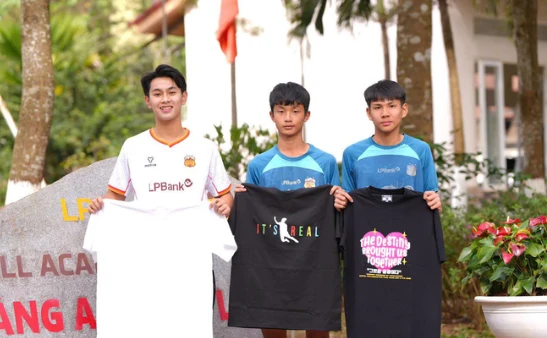 Các cầu thủ trẻ Hoàng Anh Gia Lai nhận quà từ Văn Toàn.