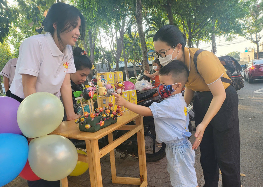 Trịnh Ngọc Thanh Tú (bìa trái) với hoạt động tình nguyện vì cuộc sống cộng đồng do Đoàn Trường THPT Lê Quý Đôn phối hợp tổ chức. Ảnh: TT nu-sinh-pho-nui-uoc-mo-thanh-co-giao-3.jpg