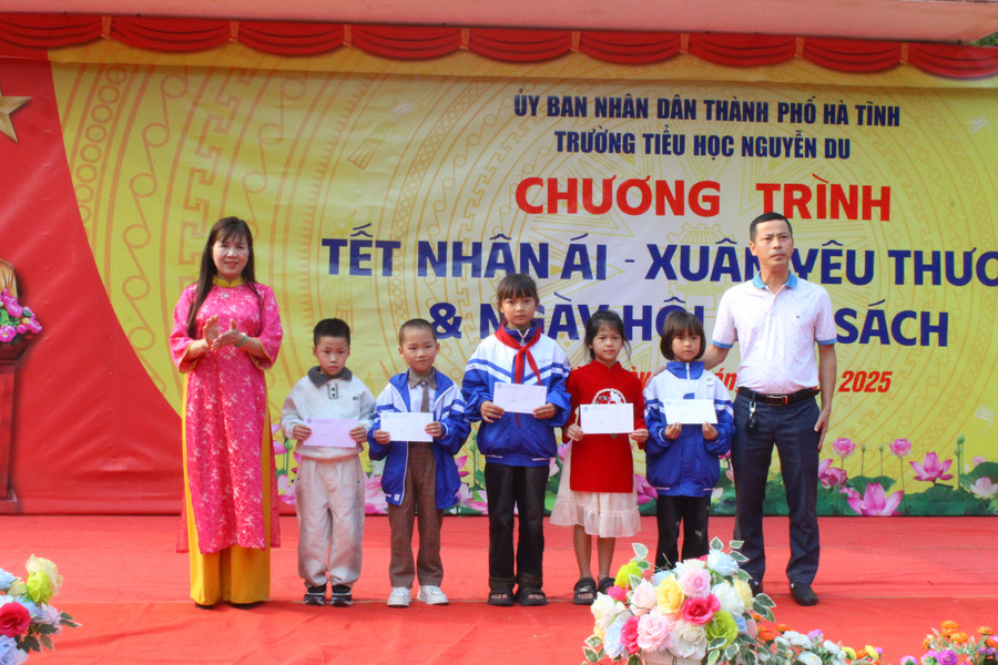 BGH và Hội phụ huynh Trường Tiểu học Nguyễn Du trao tặng các suất quà đến học sinh khó khăn trong nhà trường, làng trẻ SOS và một số trường học tại TP Hà Tĩnh. img-8498.jpg