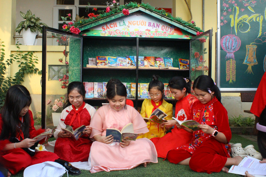Gian trưng bày báo Xuân và sách tại khuôn viên nhà trường. img-8593.jpg