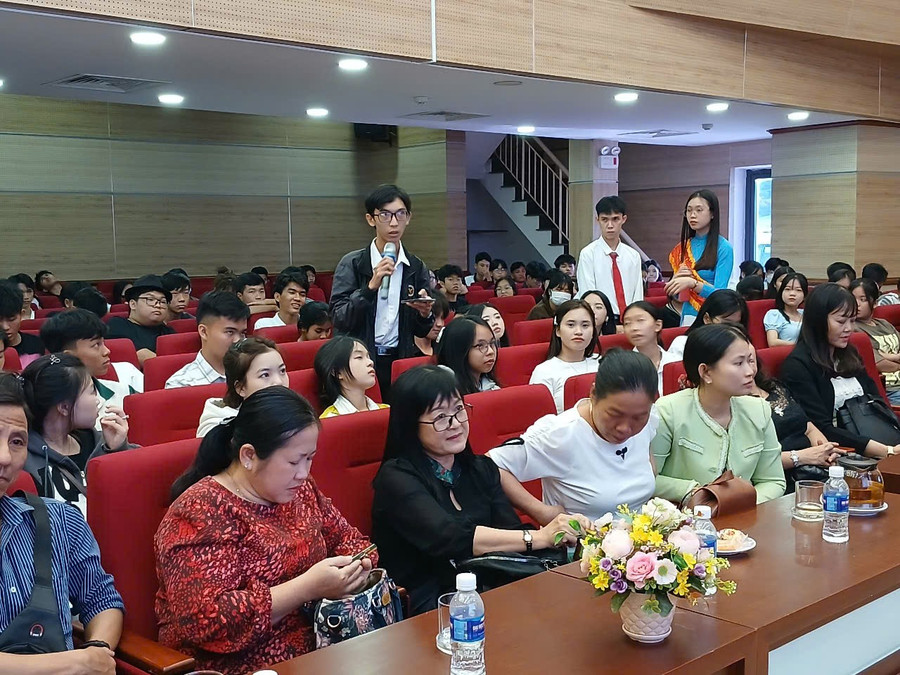 truong-dh-cuu-long-don-hs-anh-2.jpg
