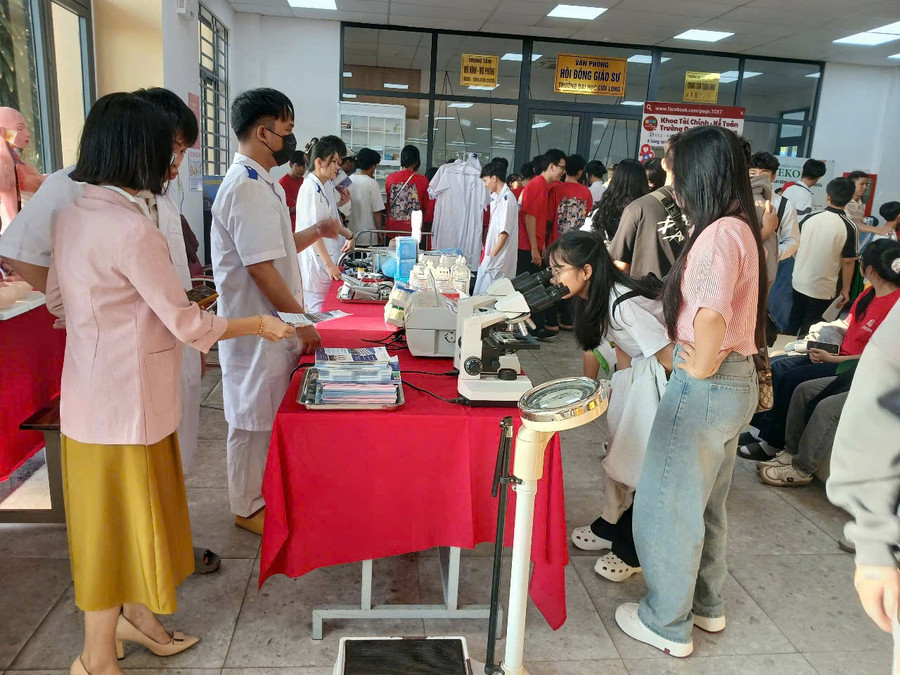 truong-dh-cuu-long-don-hs-anh-3.jpg