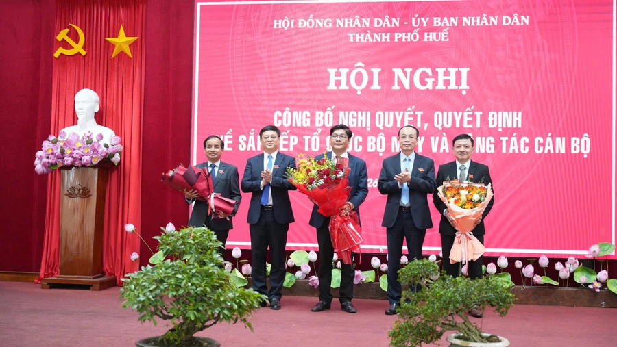 Ông Nguyễn Chí Tài, nguyên Trưởng Ban Dân vận Thành ủy (giữa) được bầu chức vụ Phó Chủ tịch UBND TP Huế. (Ảnh: Ngọc Hiếu)