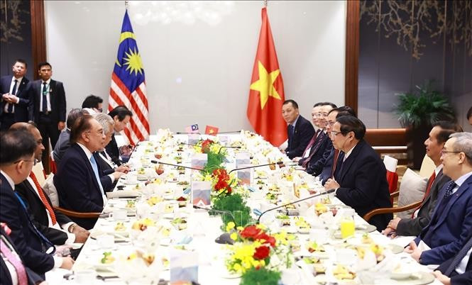 Thủ tướng Phạm Minh Chính làm việc với Thủ tướng Malaysia Anwar Ibrahim. (Ảnh: Dương Giang/TTXVN)