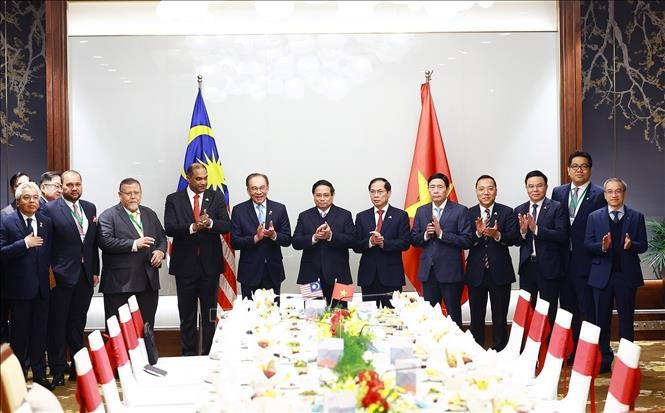 Thủ tướng Phạm Minh Chính và Thủ tướng Malaysia Anwar Ibrahim cùng thành viên đoàn hai nước. (Ảnh: Dương Giang/TTXVN)