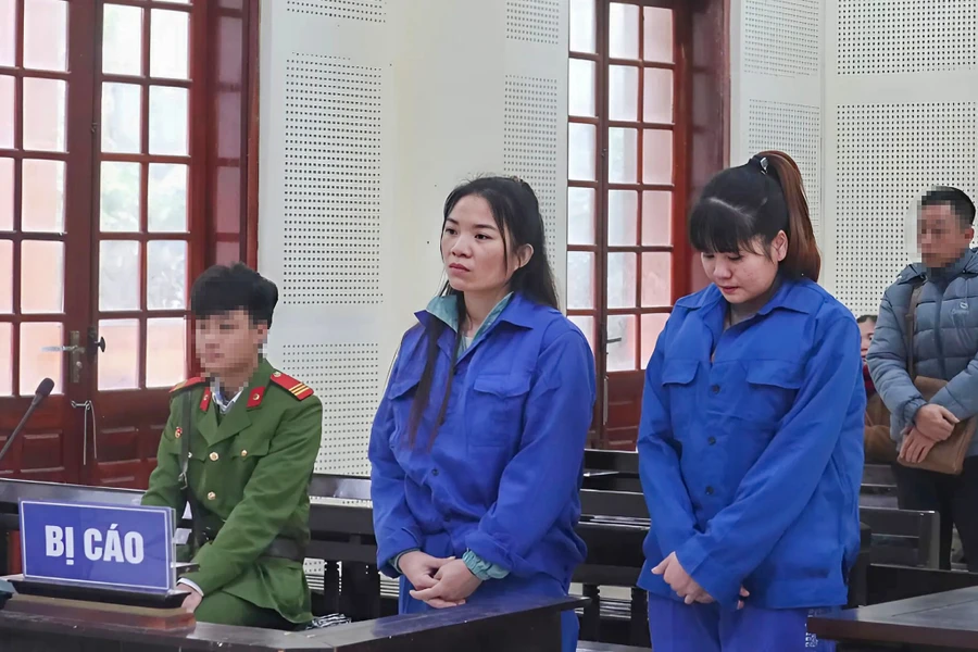 Bị cáo Vi Thị Hà và Lô Thị Hà Trang tại phiên tòa.