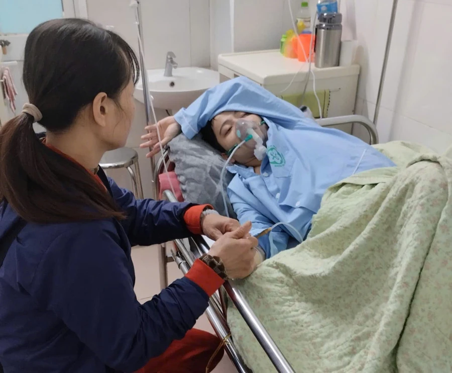 Người mẹ quay mặt khóc ròng sau lời dối con trai
