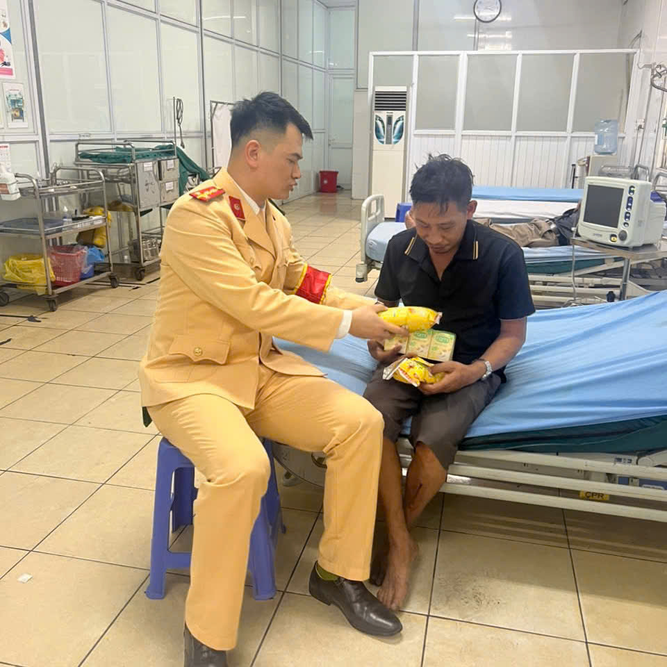 ha noi canh sat giao thong kip thoi so cuu va dua nguoi dan gap nan den benh vien hinh 1