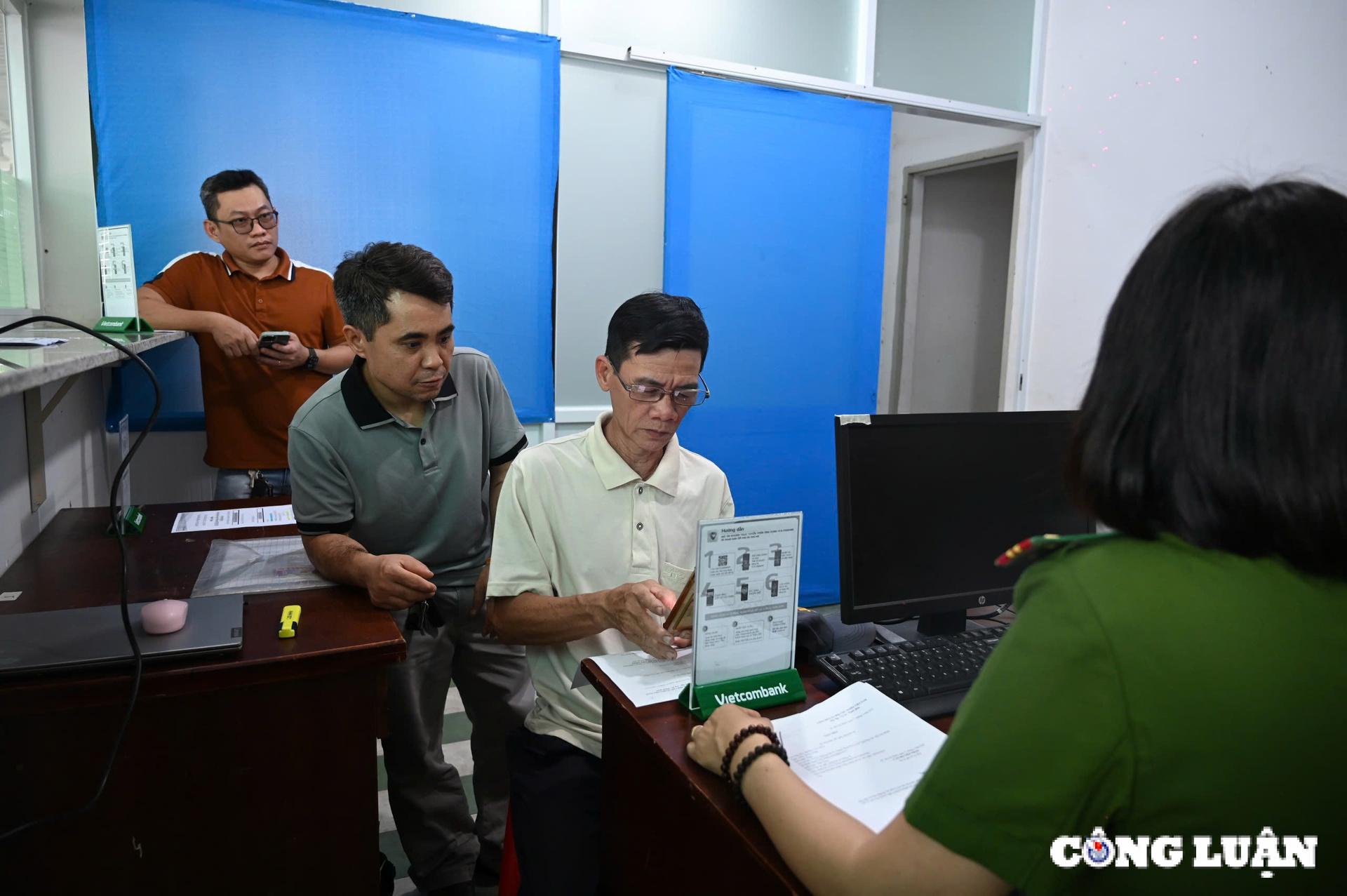cong an phuong xa o tp hcm bat dau cap doi giay phep lai xe hinh 6