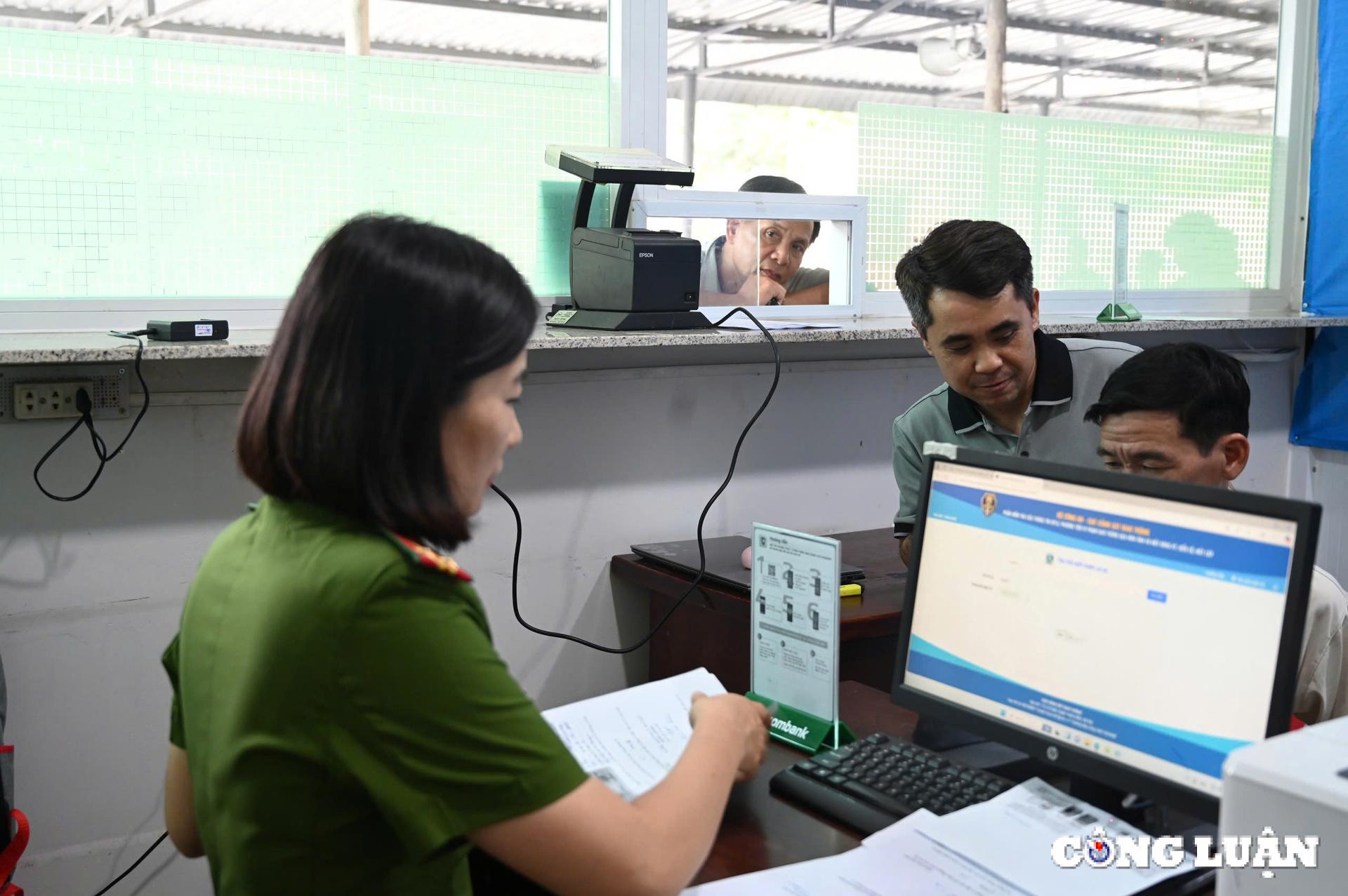 cong an phuong xa o tp hcm bat dau cap doi giay phep lai xe hinh 5