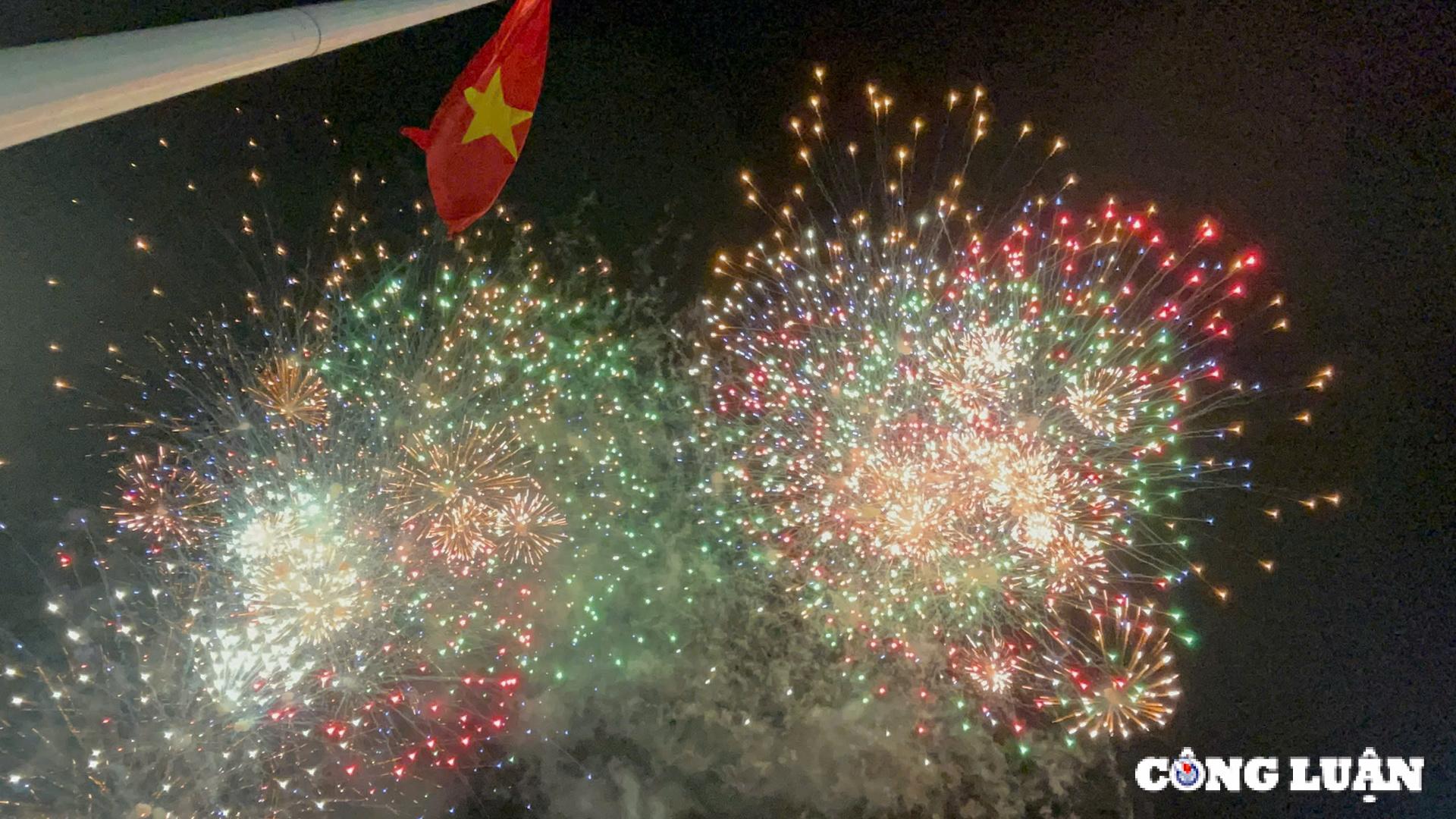 man nhan man phao hoa ky niem 50 nam ngay giai phong tinh gia lai hinh 5